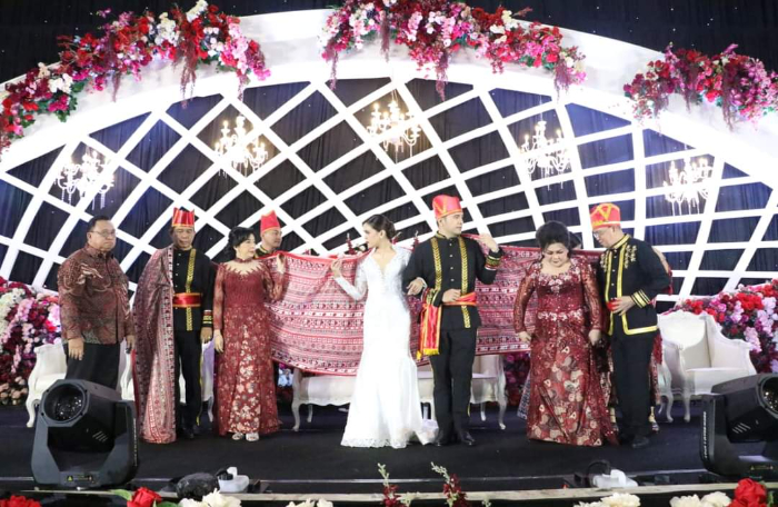 Putri Indonesia Sulut 2020 Desiree Magdalena Roring membudayakan kembali upacara pernikahan berdasarkan adat suku Minahasa