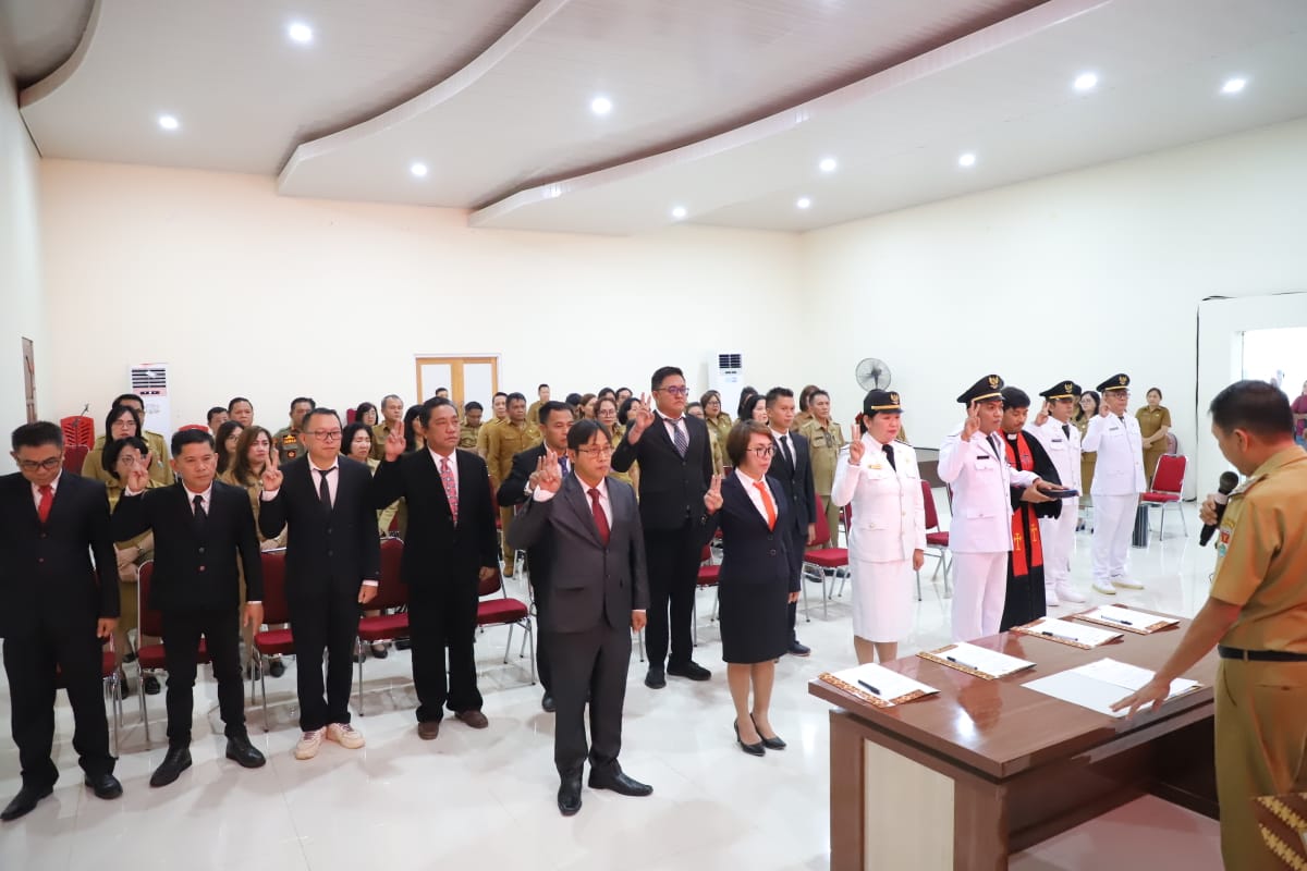 Pelantikan dan pengambilan sumpah janji pejabat di Pemkab Minahasa Tenggara, Senin (24/7).