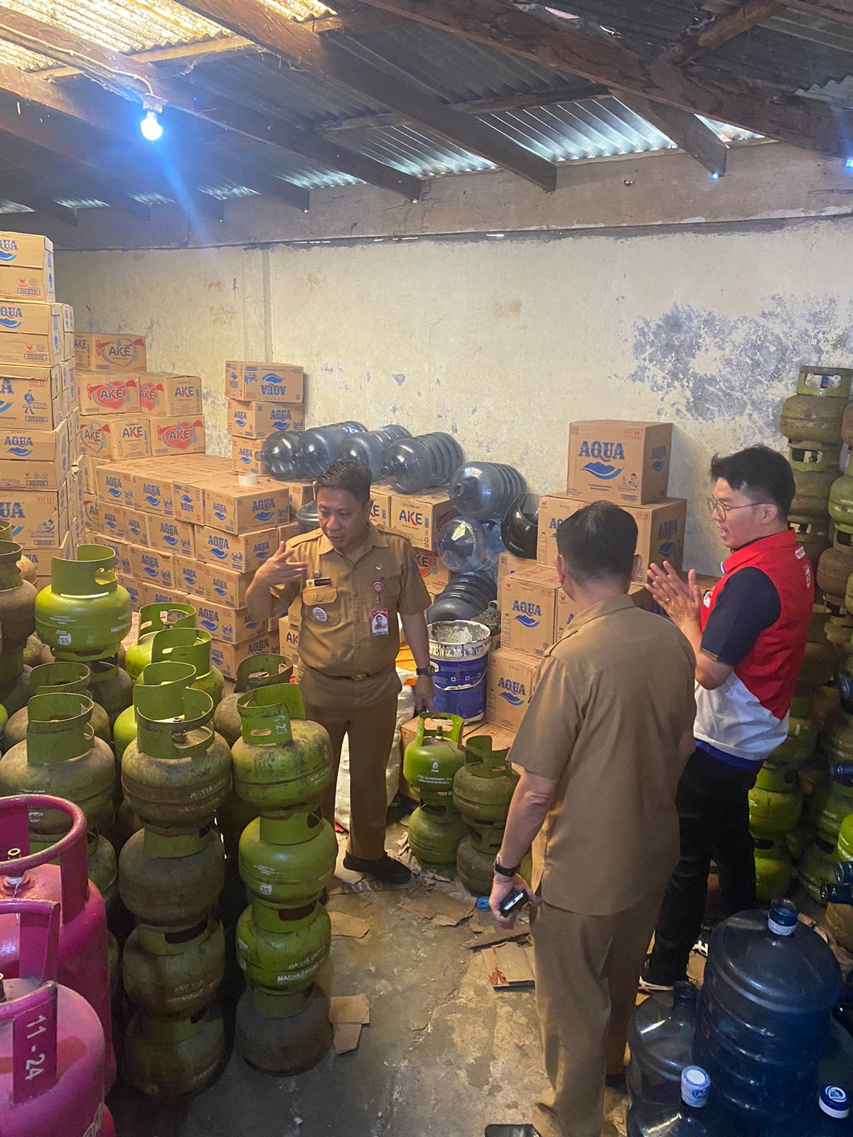 Sales Area Manager Retail Pertamina Patra Niaga Regional Sulawesi Wilson Eddi Wijaya, Kabiro Perekonomian Pemprov Lukman Lapadengan dan jajaran lainnya, saat meninjau diatribusi LPG 3 Kg.