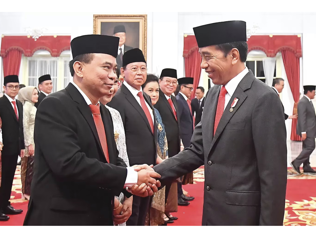 Presiden Joko Widodo menyalami Budi Arie Setiadi yang baru dilantik menjadi Menkominfo di Istana Negara, Jakarta, Senin (17/7) lalu.