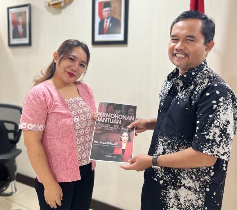 Melisa Gerungan menyerahkan usulan bantuan di Kemensos RI.