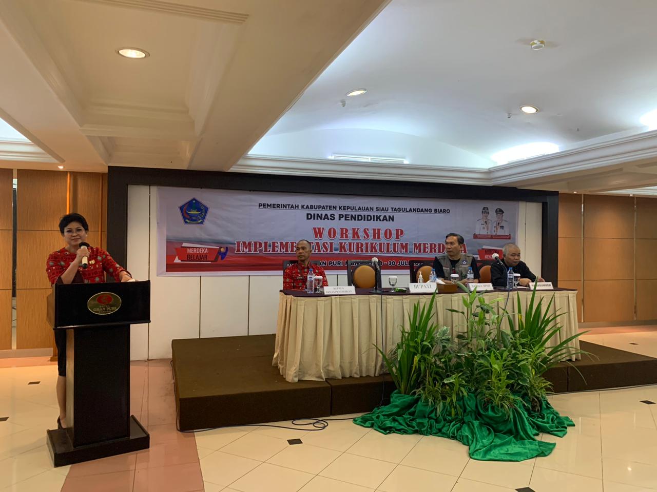 Bupati Sitaro Evangelian Sasingen saat membuka kegiatan Workshop Implementasi Kurikulum Merdeka. (Istimewa)
