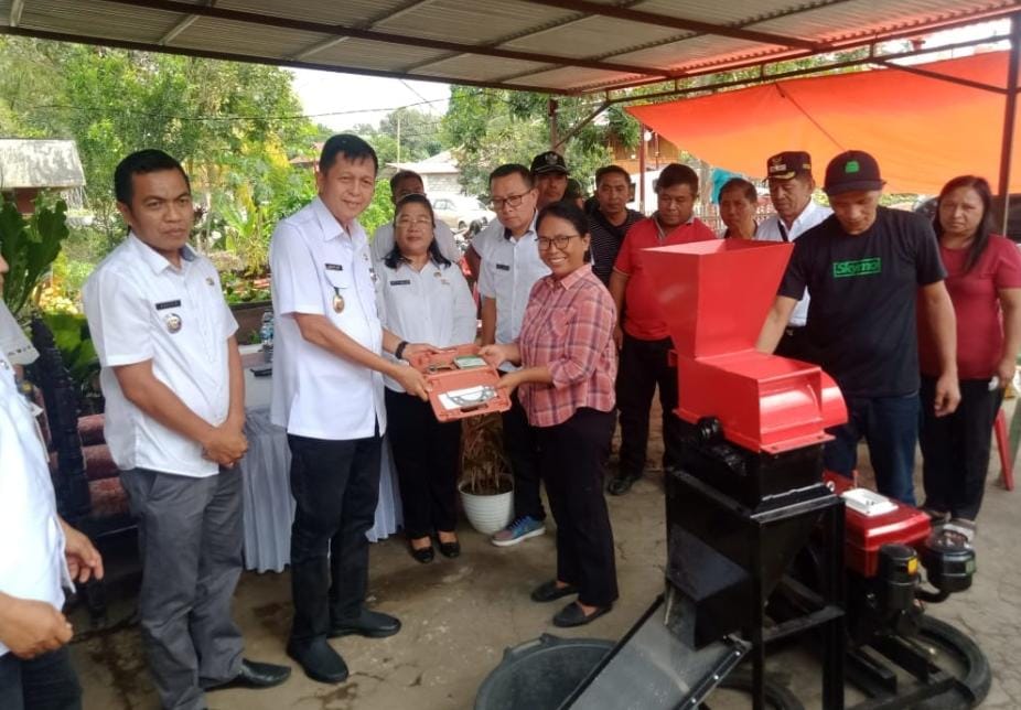 SUPPORT: Penyerahan alat giling jagung pada 12 kelompok tani di Mitra.