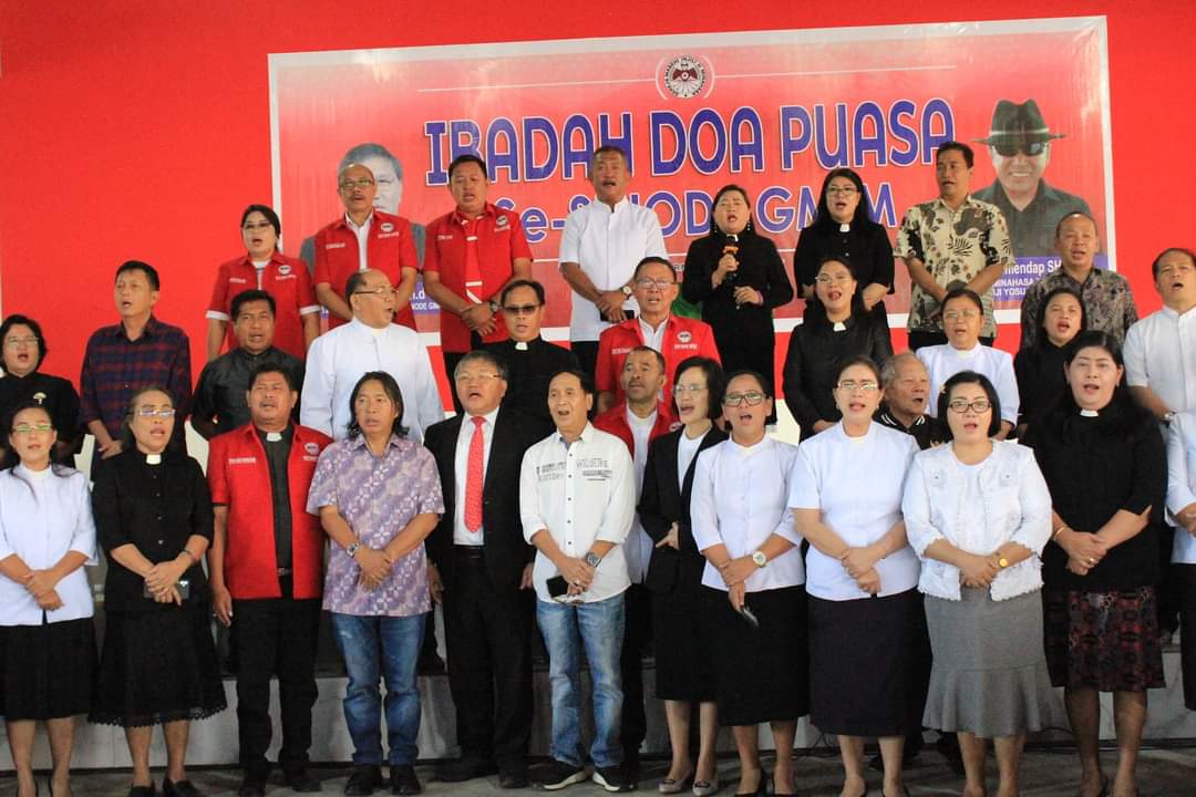 Bupati James Sumendap dalam ibadah doa puasa GMIM Rayon Mitra, pekan lalu.