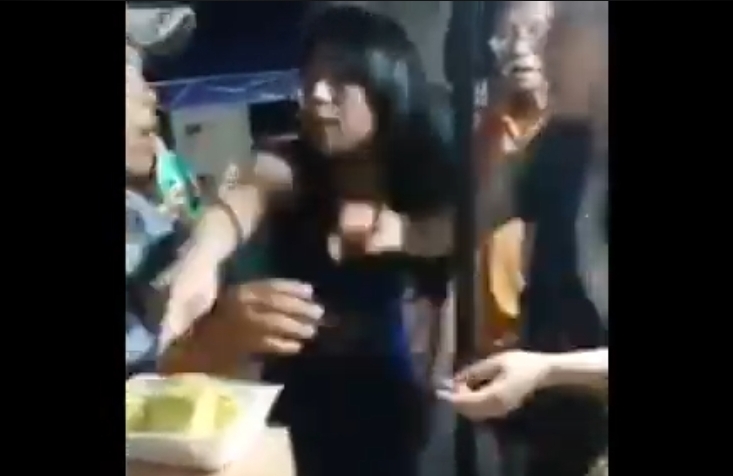 Turis China ketika beli durian di Jln Boulevard Manado, beberapa waktu lalu