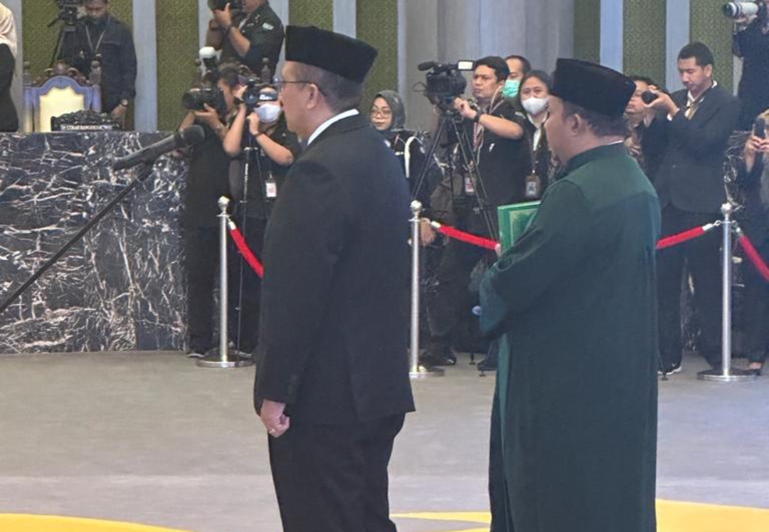 Anggota BPK-RI Slamet Edy Purnomo  saat bacaan sumpah jabatan