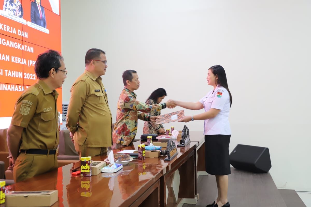 BEKERJA: Sekkab David Lalandos memimpin penyerahan SK PPPK untuk 47 orang.