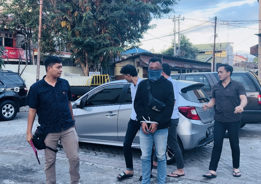 Penyidik Subdit Renakta Ditreskrimum Polda Sulut, meringkus terduga pelaku cabul terhadap belasan anak perempuan di salah satu sekolah dasar yang ada di Desa Kalasey