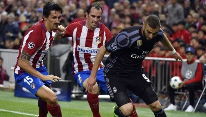 Diego Godin (Tengah) saat membela Atletico Madrid.