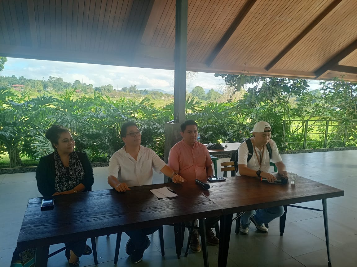 KLARIFIKASI: Pihak Manajemen Danau Linow Resort dan rekan kerja terkait, saat menyampaikan penjelasan penutupan sementara Danau Linow Resort. Dok Jul/MP