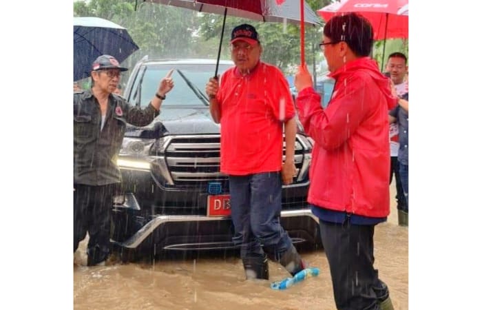 Gubernur Olly Dondokambey dan Wali Kota Manado saat meninjau banjir beberapa waktu lalu. Warga langganan banjir di bantaran Sungai Tondano meminta gubernur OD untuk mendorong proses pengadaan tanah.