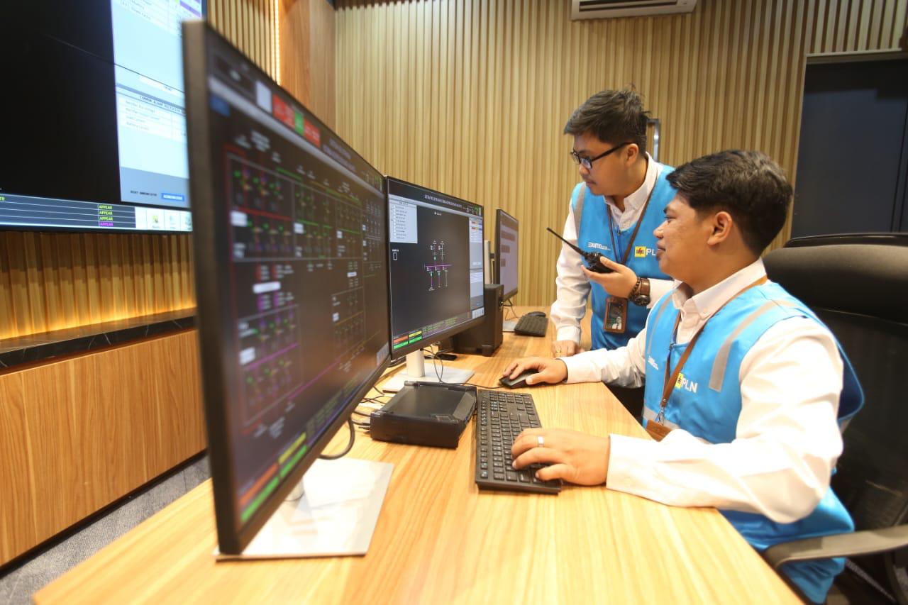 Petugas PLN yang bertugas di Kawasan Istana Kepresidenan