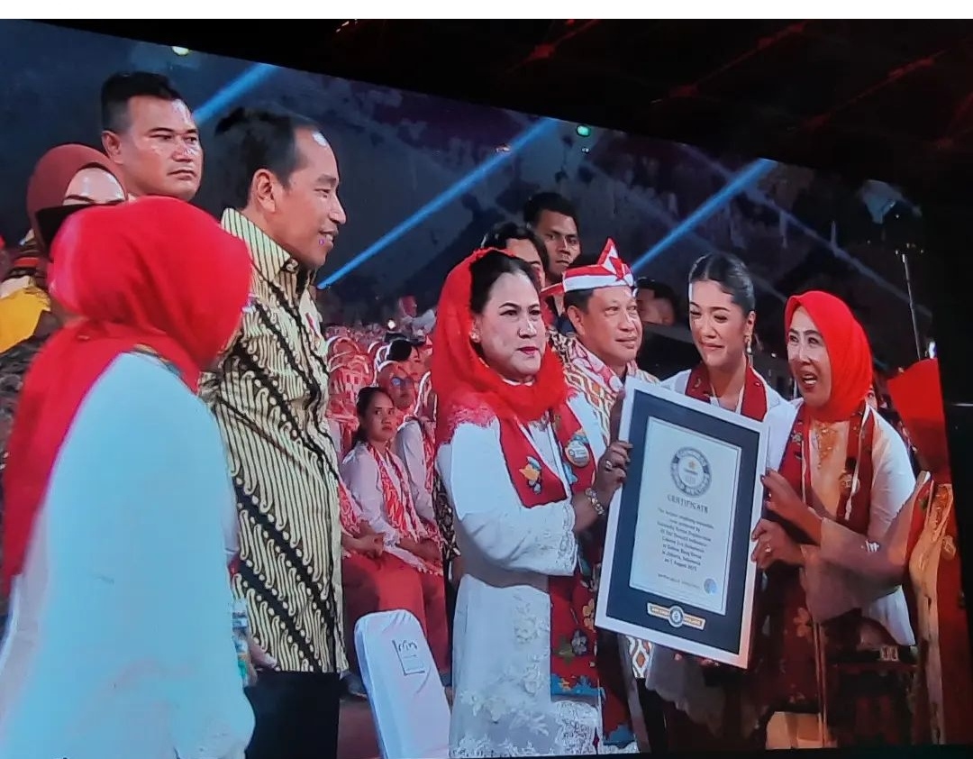 Presiden RI Joko Widodo didampingi istri Ibu Iriana saat menerima penghargaan rekor dunia dalam Pertunjukan Angklung, di Stadiun GBK, Sabtu (5/8).