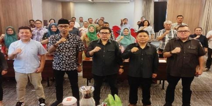 Foto bersama kelima pimpinan Bawaslu Sulut dalam kegiatan rapat koordinasi.