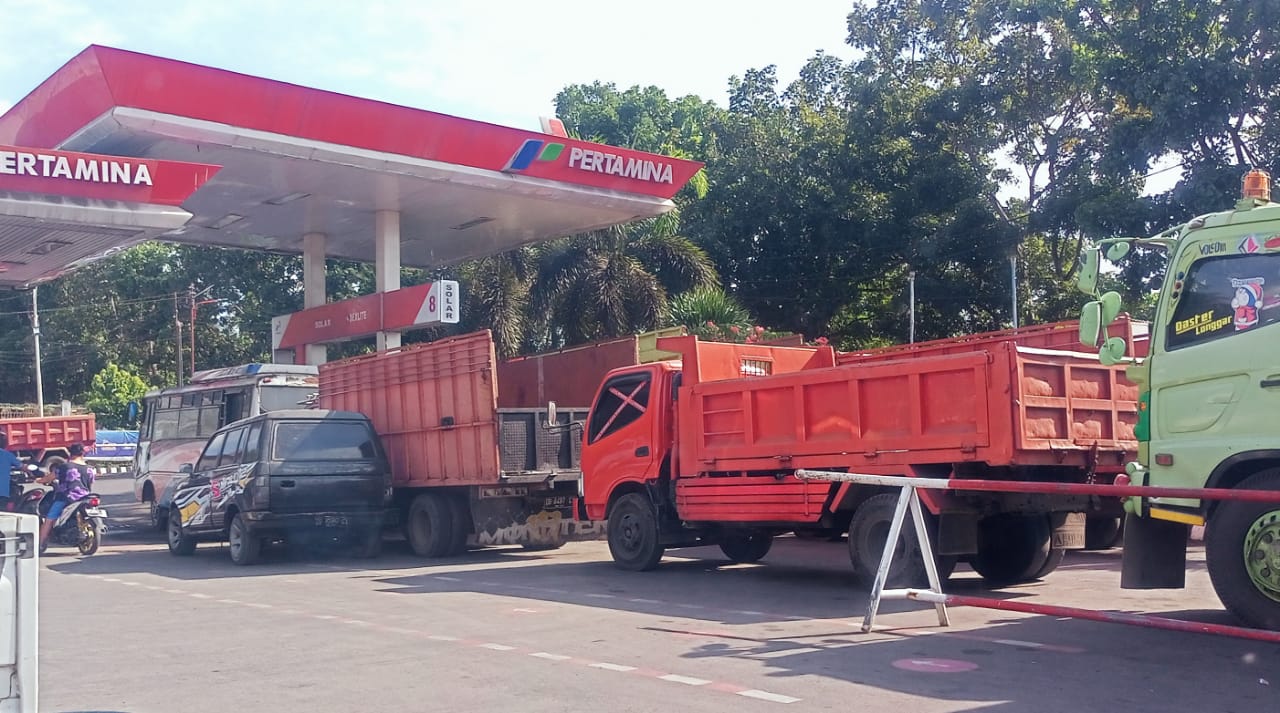 Situasi pengisian BBM solar di salah satu SPBU di Kota Bitung.