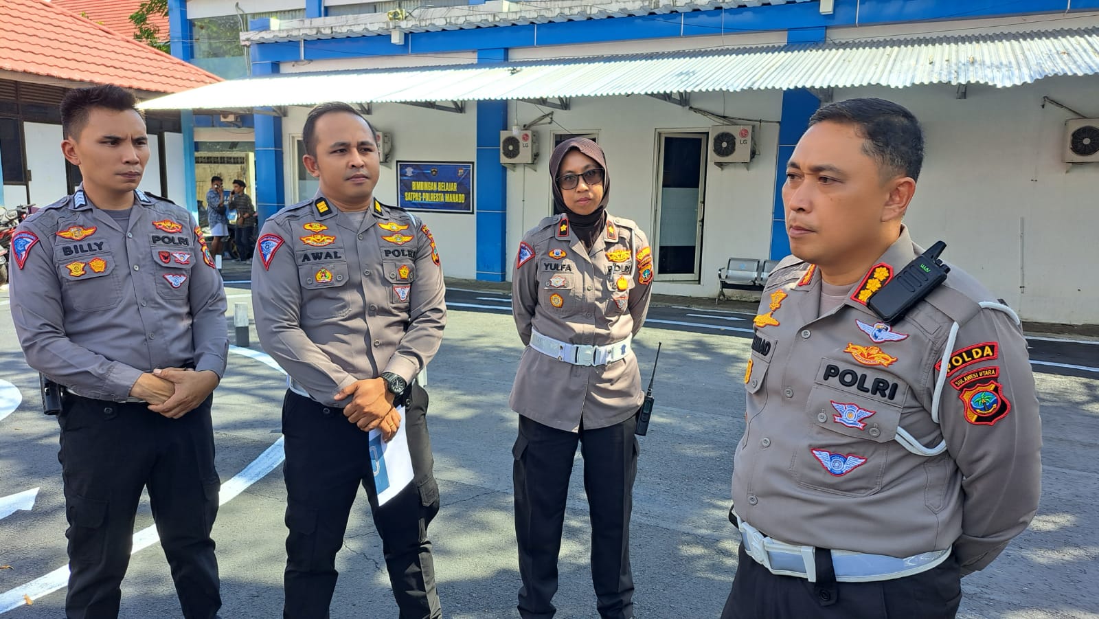Dirlantas Polda Sulut Rachmad Iswan Sanusi (kanan) mendatangi Satpas Satlantas Polresta Manado, Senin (7/8/2023).