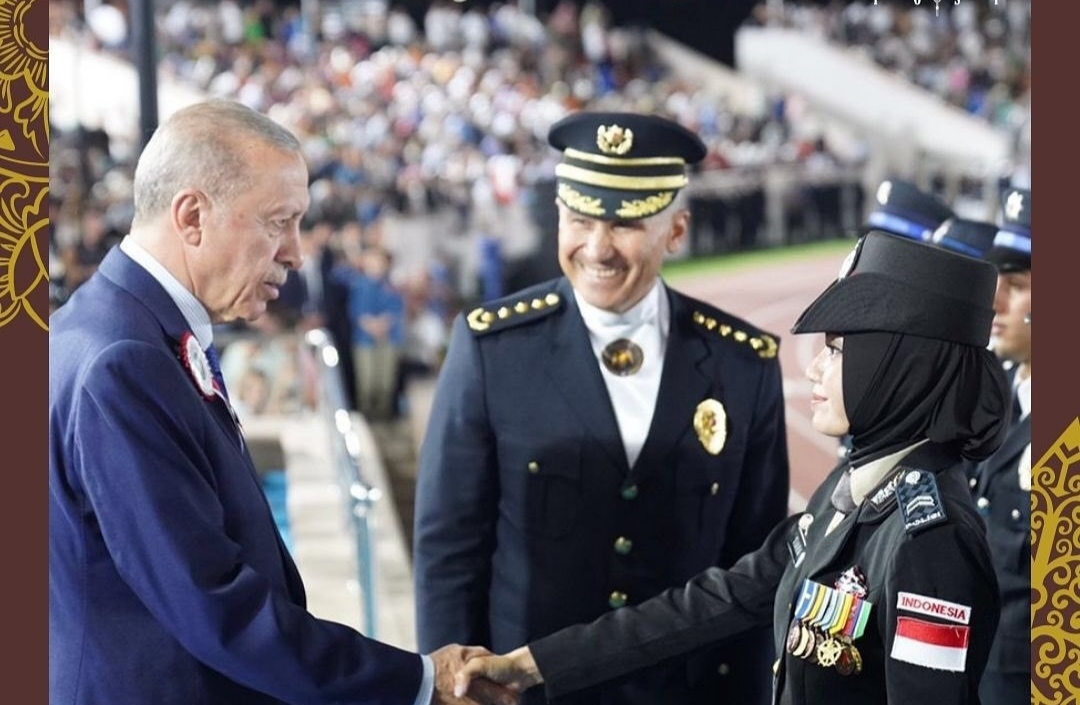 Presiden Turki Recep Tayyip Erdoğan saat memberikan selamat kepada Briptu Tiara Nissa Zulbida