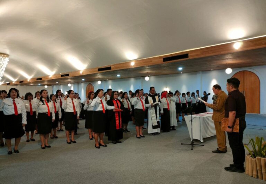 LANTIK: Bupati Minahasa Royke Roring saat melantik Pengawas dan Kepala Sekolah se Tondano Raya, di Yama Resort, Tondano, Senin (7/8/2023).