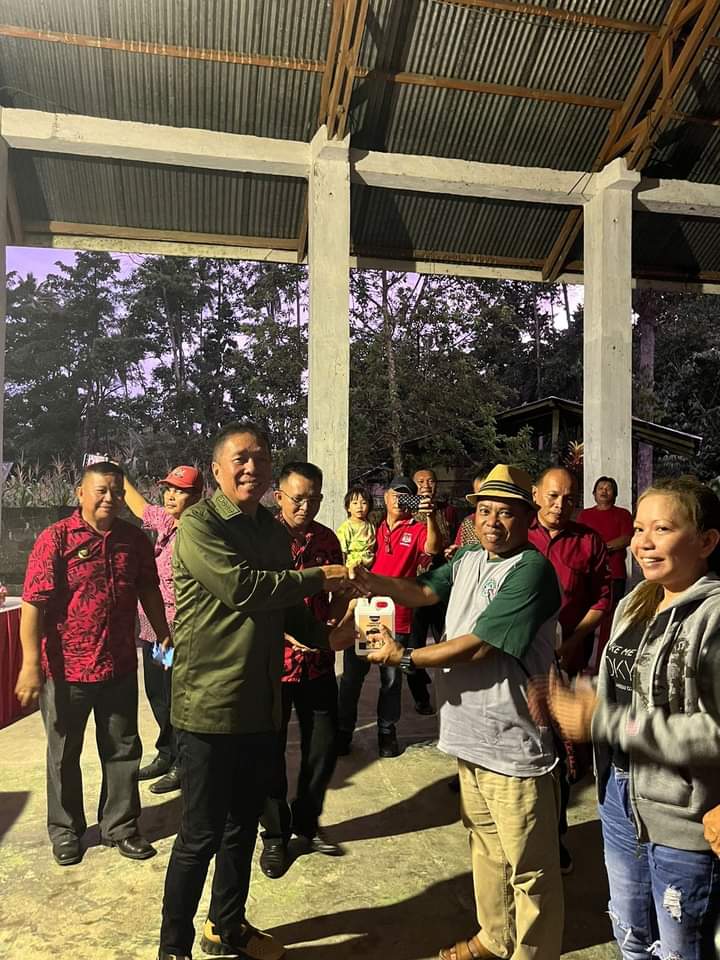 Bupati Franky Donny Wongkar menghadiri Sosialisasi Pencegahan dan Pengendalian Penyakit African Swine Fever (ASF)&nbsp; pada ternak babi sekaligus pemberian bantuan disinfektan dari Pemkab.