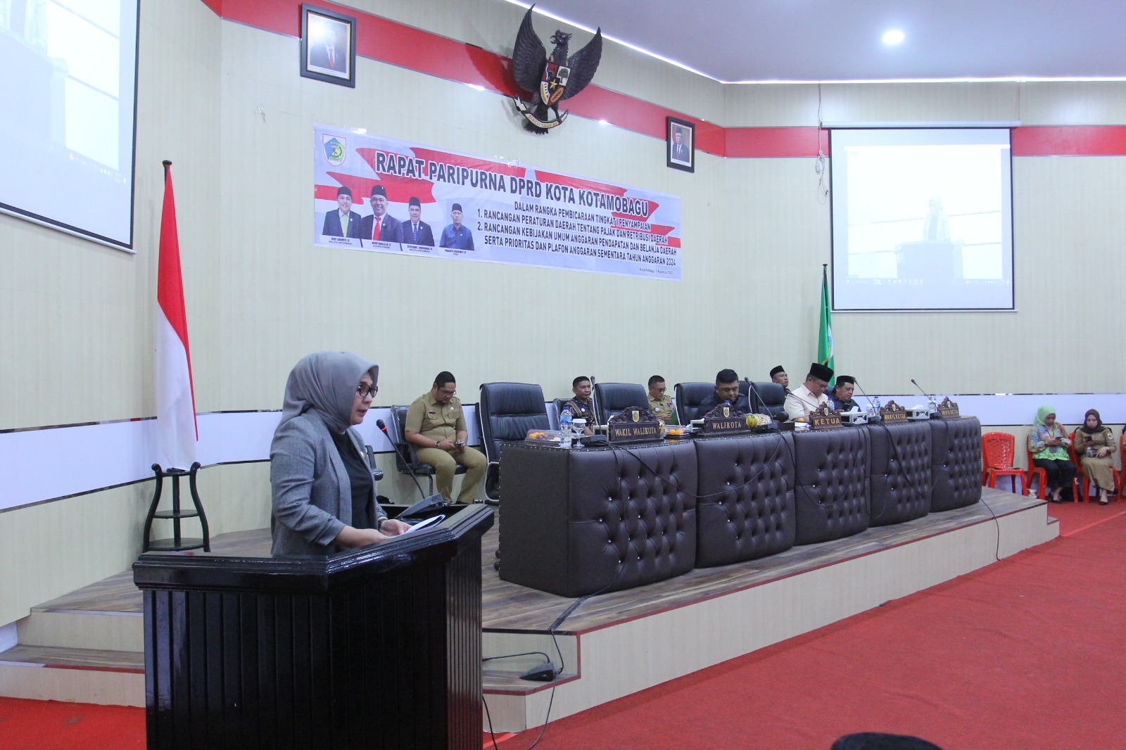 Wali Kota Tatong Bara saat menghadir rapat paripurna DPRD Kotamobagu.