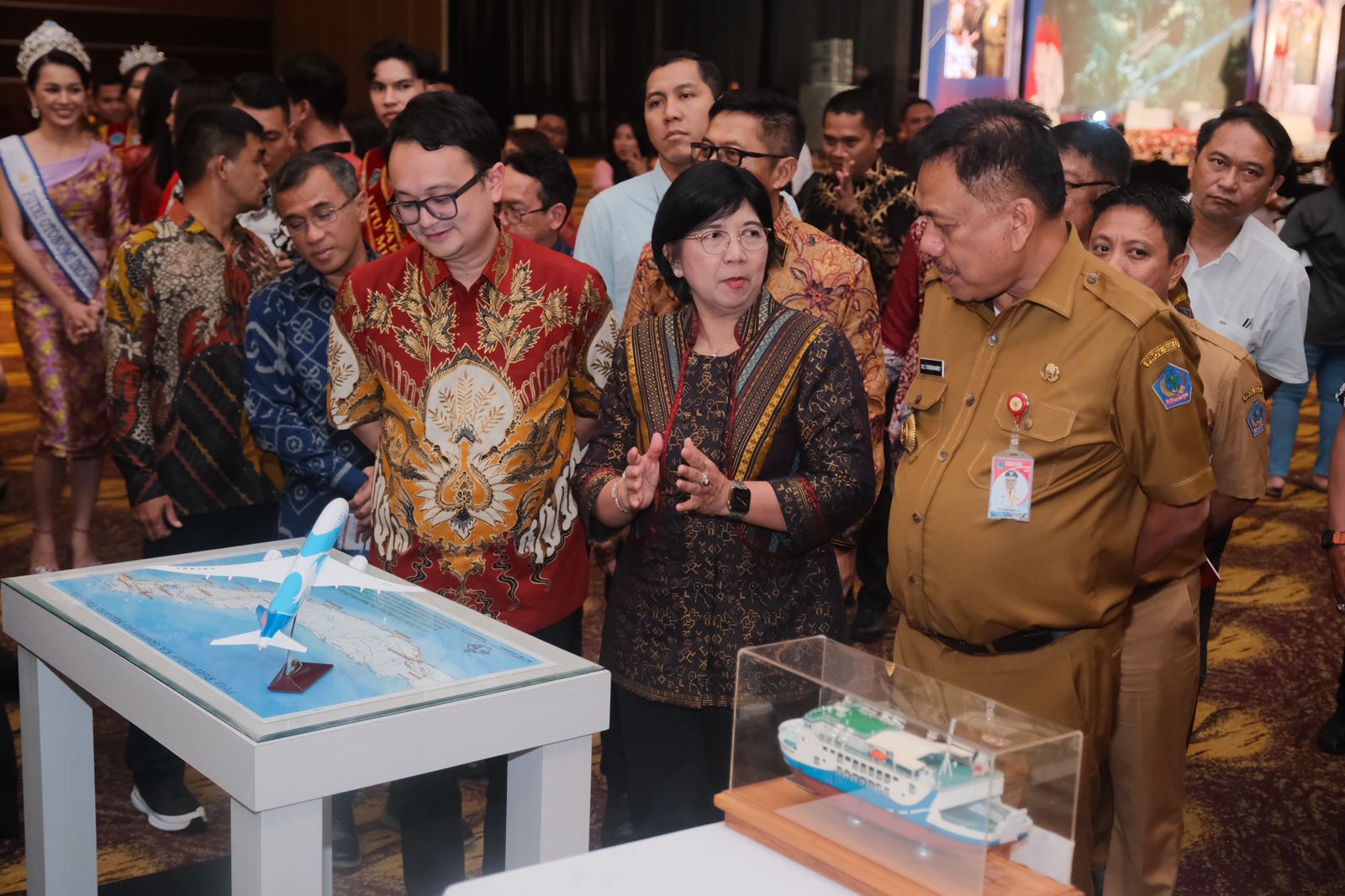 Gubernur Sulut Olly Dondokambey bersama Deputi Gubernur Senior Bank Indonesia Destry Damayanti dan Wamendag Jerry Sambuaga saat mengunjungi stand UMKM ada di gelaran NSIF 2023, Selasa (8/8).