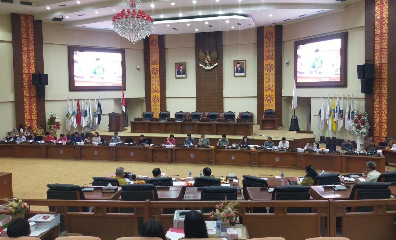 Rapat pembahasan KUA PPAS APBD 2024 antara Banggar DPRD bersama TAPD Sulut, Selasa (8/8). &nbsp;