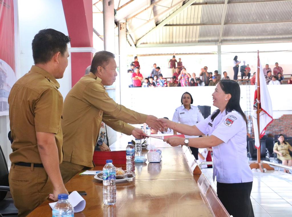 Penandatanganan surat perjanjian kinerja dan penyerahan SK pengangkatan PPPK di Minahasa Selatan.