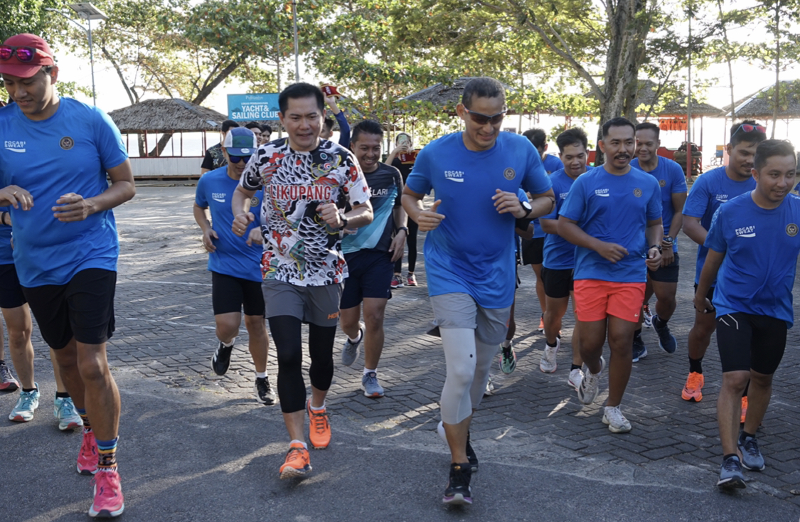 Menparekraf Sandiaga Uno, Bupati Joune Ganda dan Owner MPRD Paquita Widjaja di sela-sela lari pagi di Pulisan Bay, Rabu (9/8/2023).