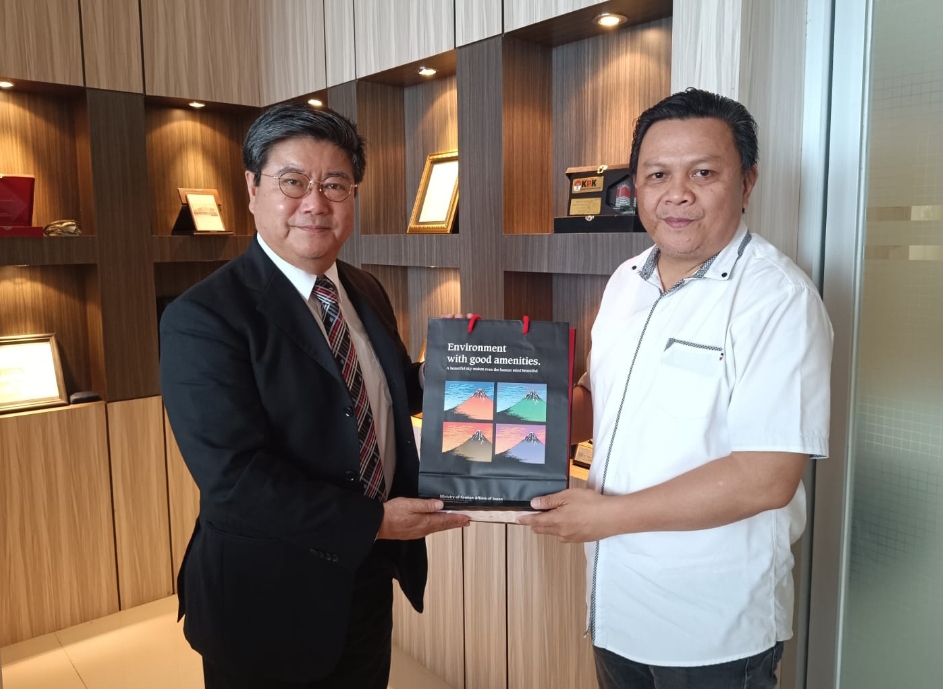 Head Consular Office of Japan Mr Ohashi usai dialog dengan Direktur Manado Post Tommy Waworundeng di Grha Pena Manado Post
