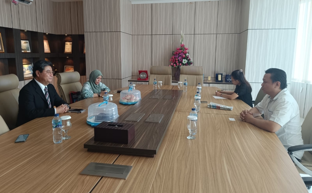 Head of Office Consular Jepang Ohashi Koichi MPA menyambangi Grha Pena Manado Post, Kamis (10/8). Diterima oleh Direktur Manado Post Tommy Waworundeng di lantai 5