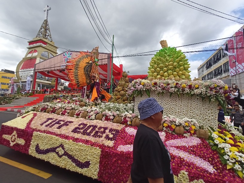 UNIK: Float Kabupaten Parigi Moutong saat tampil di ToF, Sabtu (12/8). Dok Jul/MP