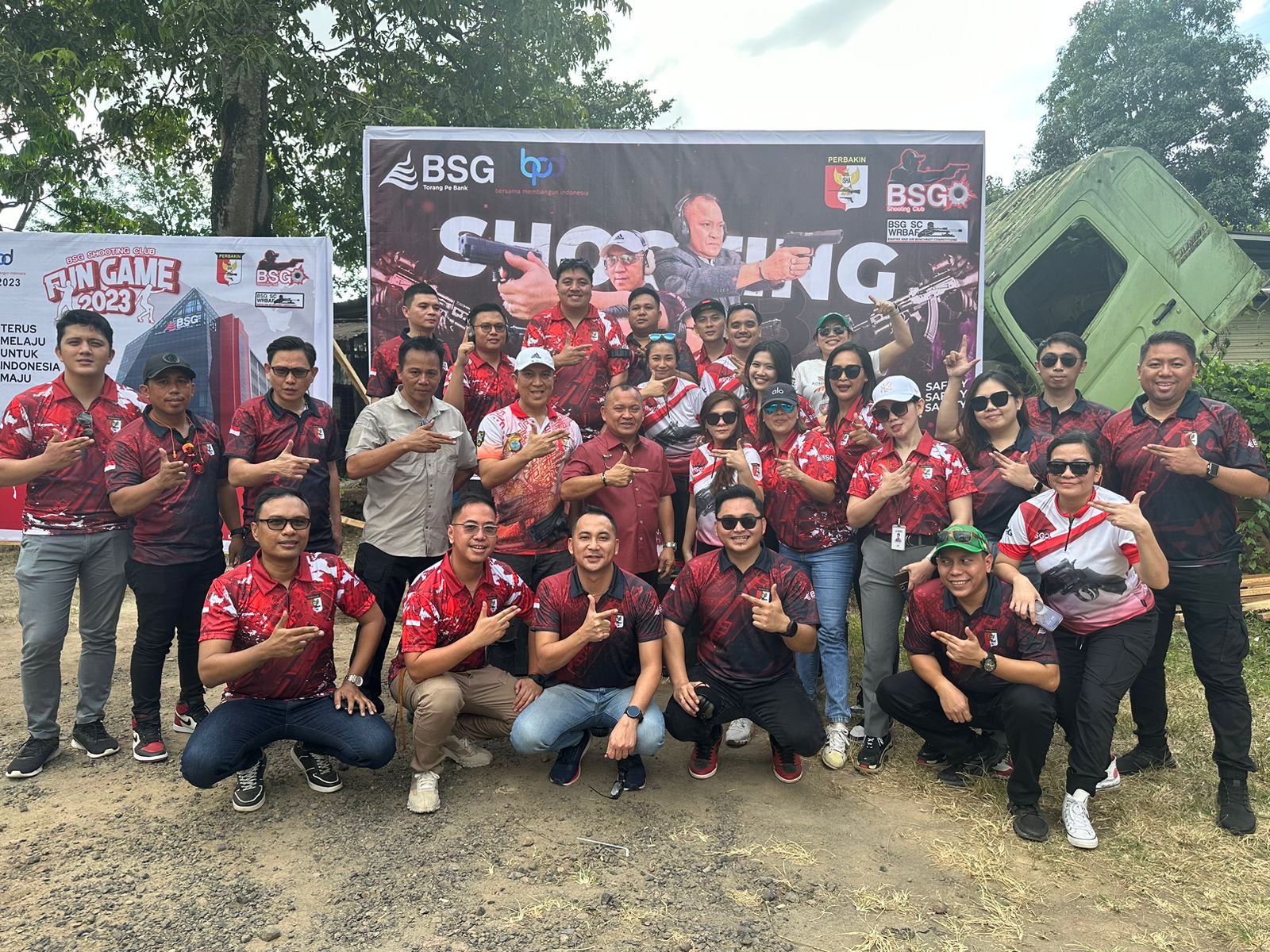 SOLID BERSAMA: Panitia pelaksana BSGSC Fun Game 2023, Pengurus BSG Shooting Club bersama para pemenang. Dok istimewa.