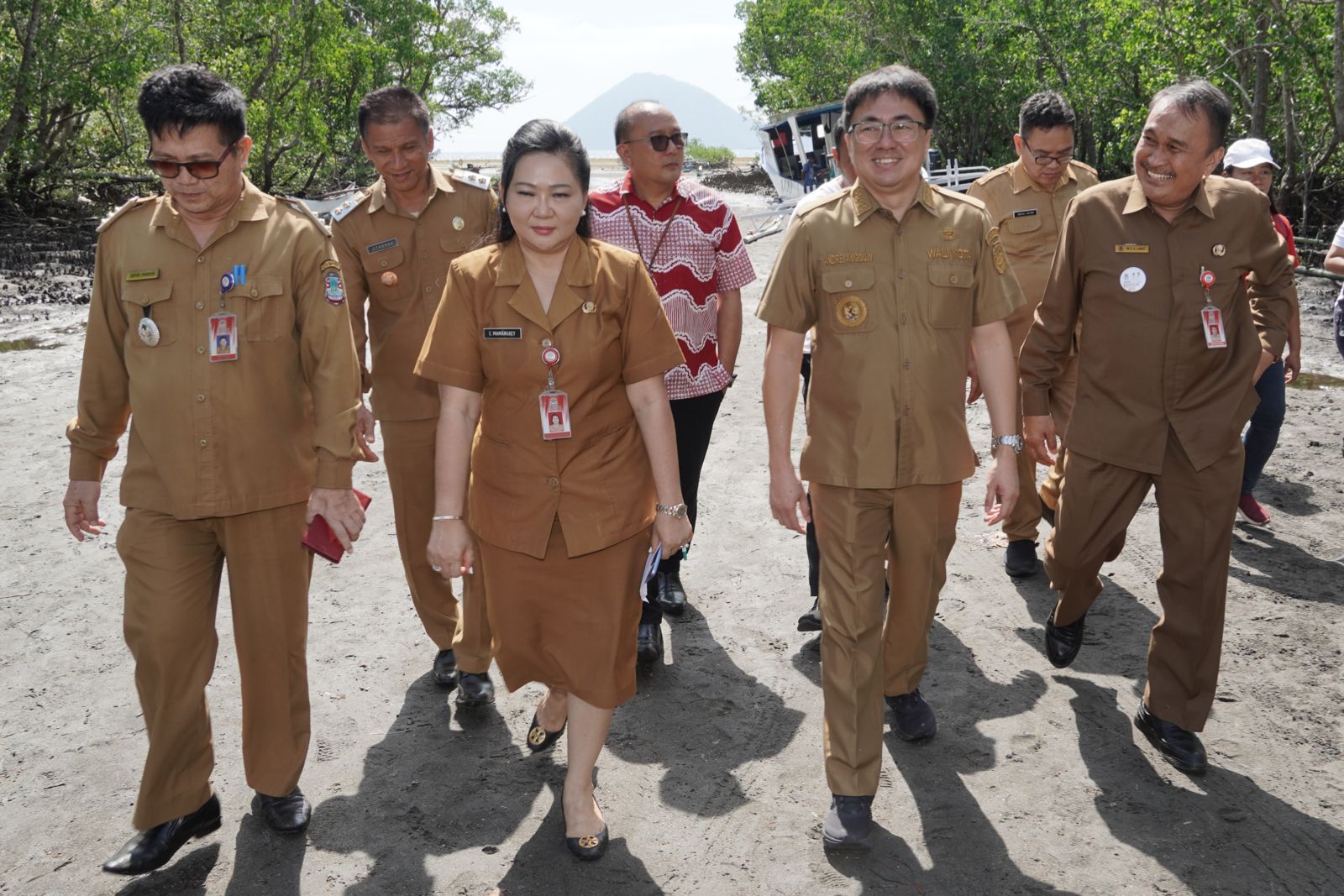 Wali Kota Manado Andrei Angouw beserta jajaran, didampingi Corporate Secretary BSG Heince Rumende, saat melaunching Aksesbilitas Pulau Bunaken, Selasa (15/8).