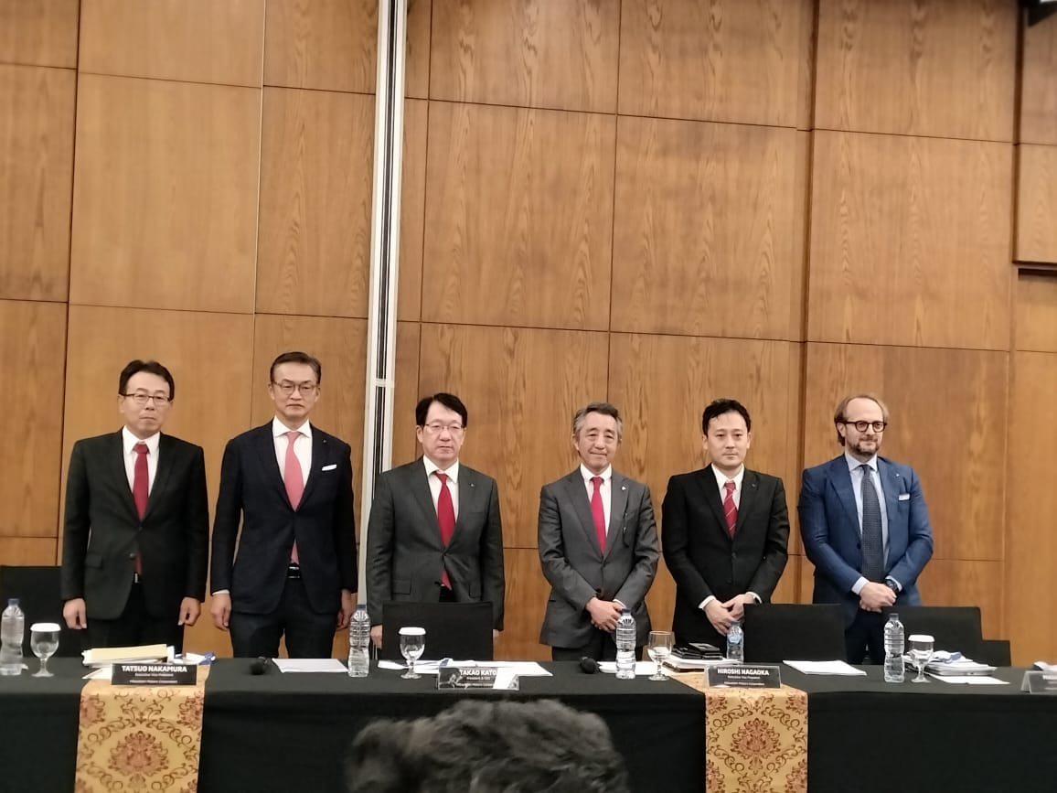 Jajaran direksi dan manajemen Mitsubishi Motors Corporation (MMC) dan PT Mitsubishi Motors Krama Yudha Sales Indonesia (MMKS) saat konferensi pers di GIIAS 2023.