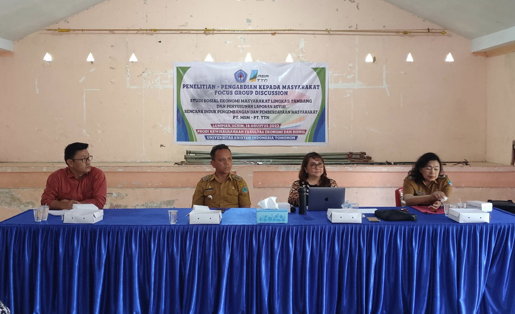 Suasana Studi Sosial Ekonomi Masyarakat Lingkar Tambang dan Penyusunan Laporan Revisi Rencana Induk Pengembangan dan Pemberdayaan Masyarakat PT MSM-TTN di Desa Lumpias, Kecamatan Dimembe.