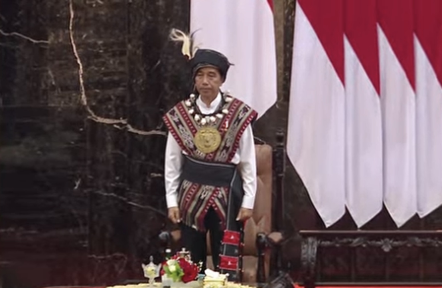 Presiden Jokowi mengenakan baju adat Tanimbar Maluku