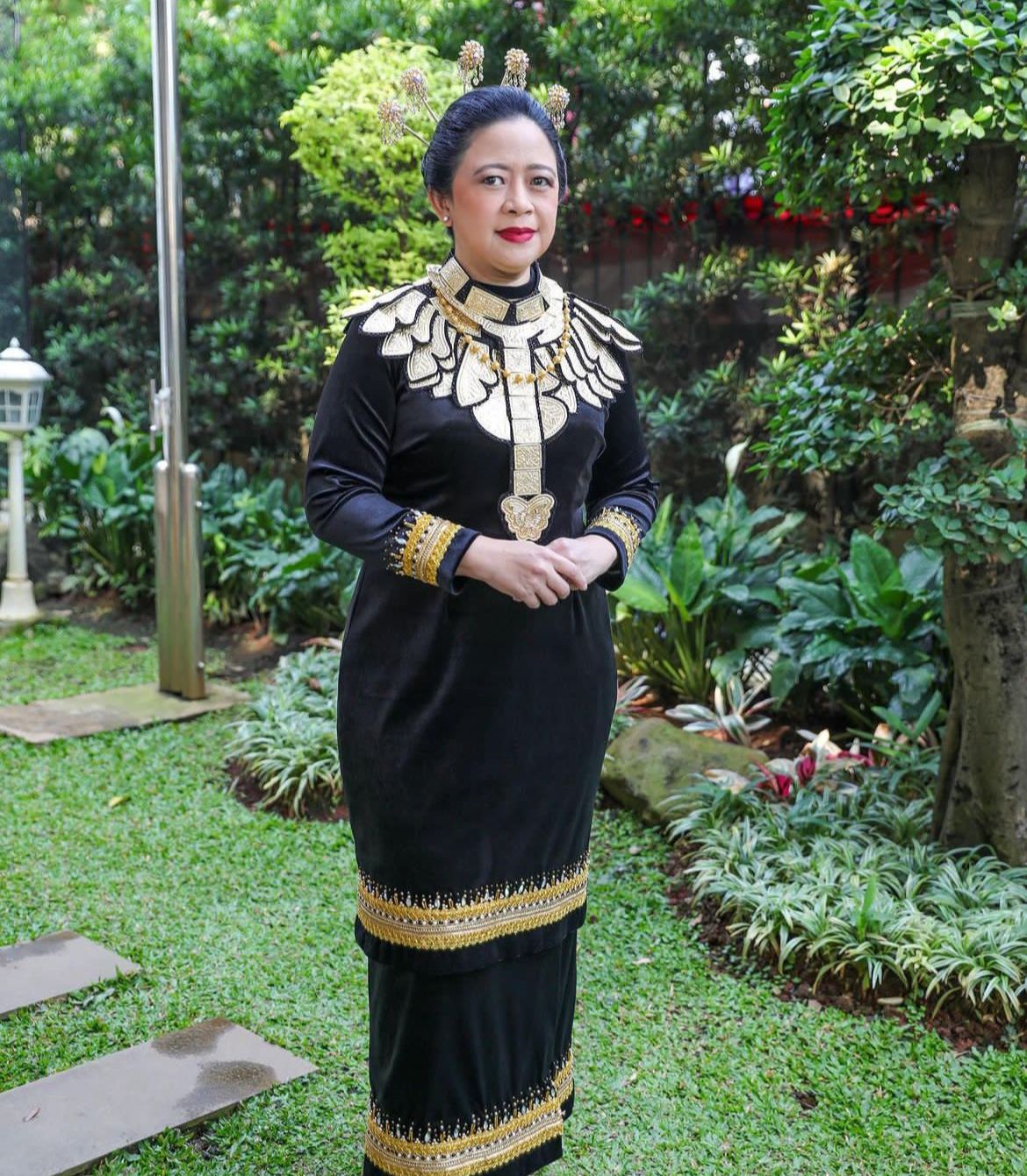 Puan Maharani dengan baju adat asal Bolmong.