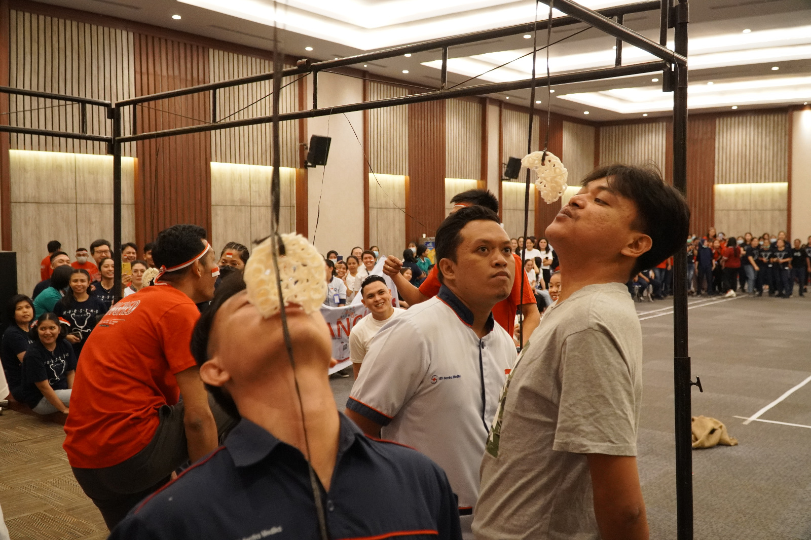 Para karyawan Sentra Medika Hospital Minut antusias mengikuti lomba makan kerupuk.