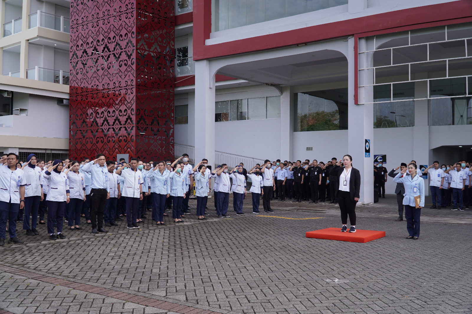 Suasana upacara bendera di Sentra Medika Hospital Minut.