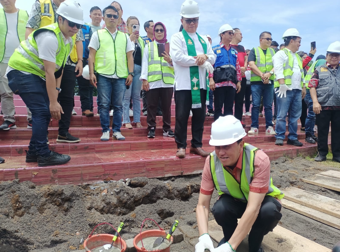 LETAKKAN: Bupati Minahasa Royke Roring meletakkan batu pertama renovasi Lapangan Sam Ratulangi Tondano, Jumat (18/8/2023).