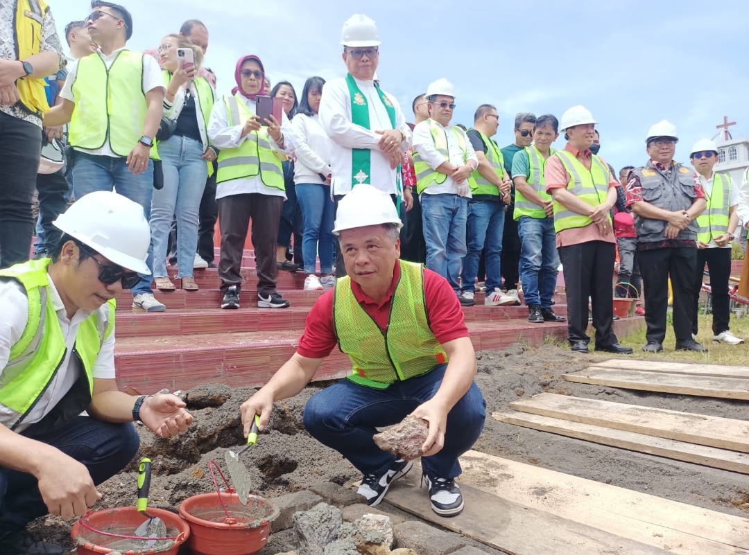 Kepala Dinas PUPR Minahasa Daudson Rombon turut meletakkan batu pertama renovasi Lapangan Dr Sam Ratulangi Tondano.