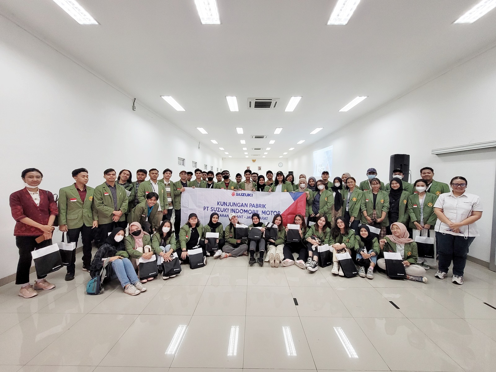 Suzuki memfasilitasi kunjungan salah satu sekolah ke pabrik yang berlokasi di Cikarang, Jawa Barat.