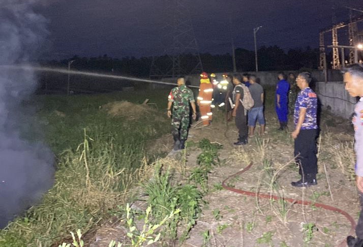 RESPONSIF: Tim rescue PT MSM-TTN memadamkan api di Desa Wineru, Kecamatan Likupang Timur, Selasa (22/8/2023).