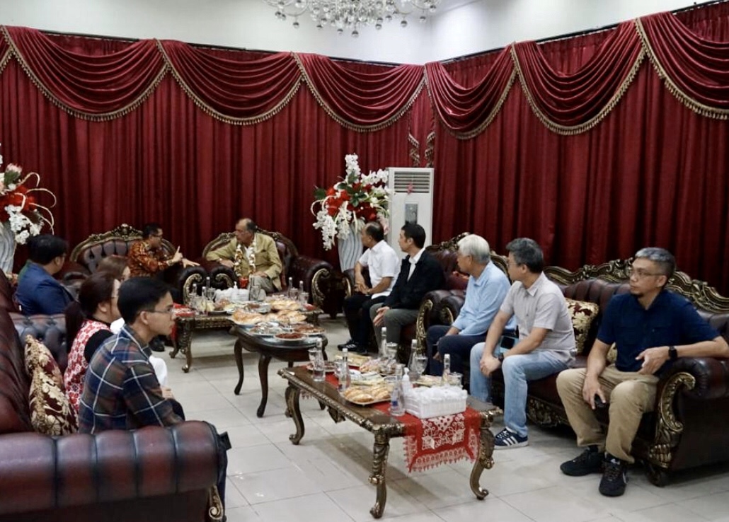 INVESTASI MENGGIURKAN: Bupati Minut Joune Ganda bersama Chairman/CEO Med Club ketika meninjau lokasi lahan di Likupang, pekan lalu.