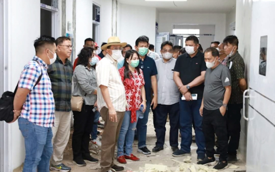 TINJAU: Direktur RSUD Tondano dr Nancy Mongdong saat mendampingi Bupati Minahasa Royke Roring meninjau pembangunan RSUD Tondano yang baru, belum lama ini.