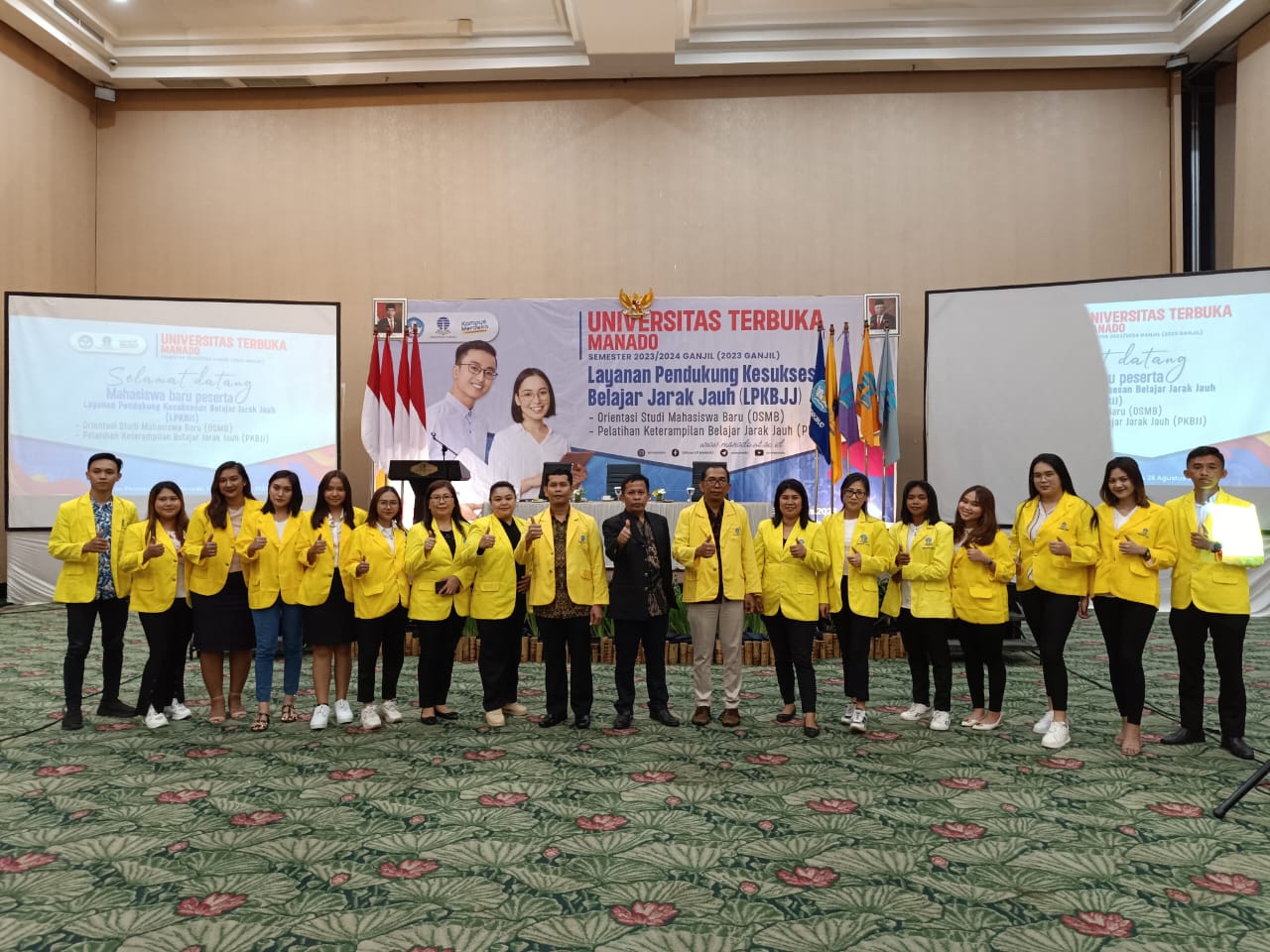 Direktur UT Manado Dr Obed Bida SSos MPA, bersama Koordinator Registrasi, Pembelajaran dan Ujian Benny Sigiro SAP MPA dan Kasubag TU Tri Mariono ST, saat kegiatan LPKBJJ untuk mahasiswa UT.