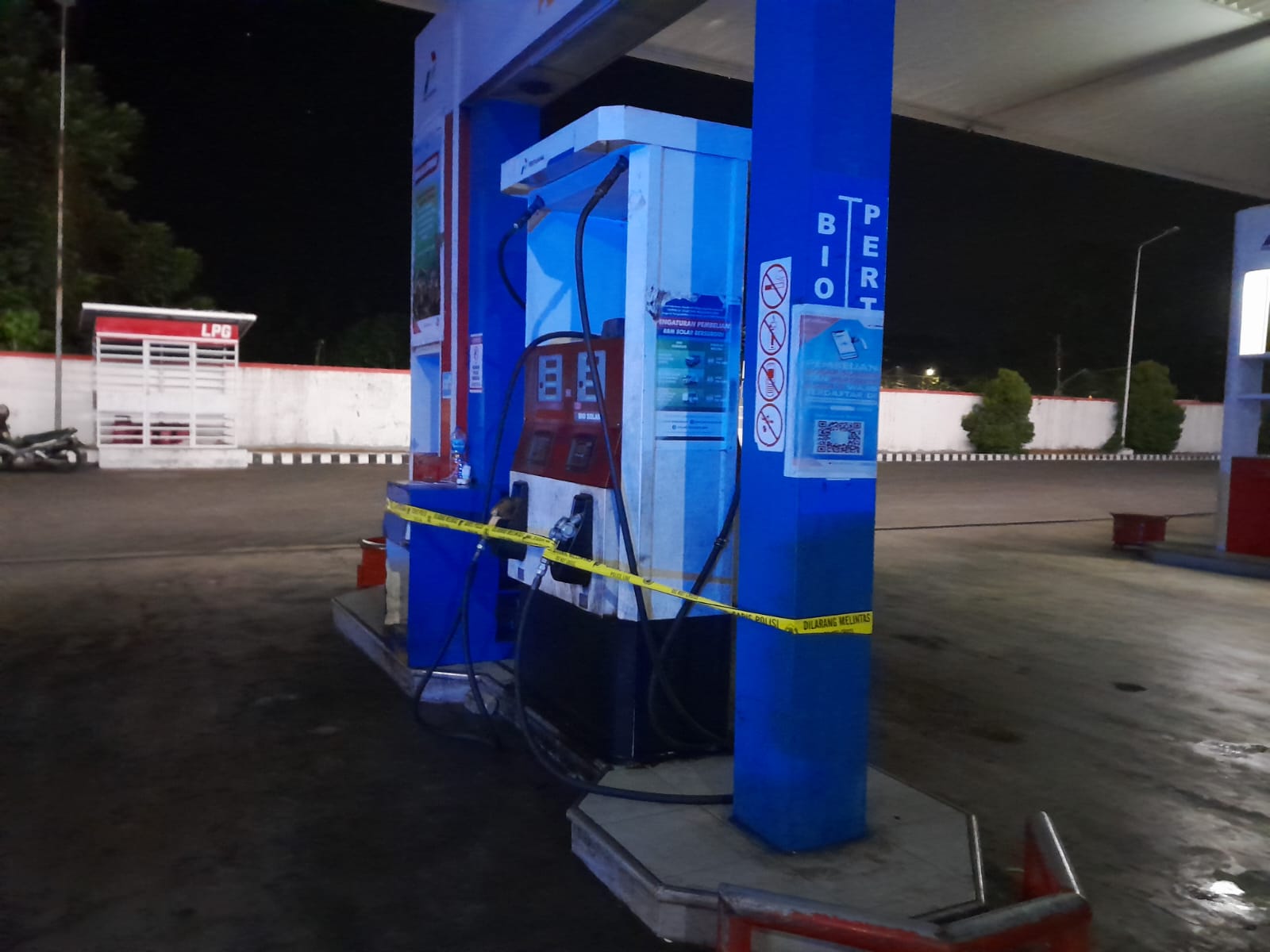 Selain area masuk, pengisian BBM solar di SPBU Manembo-nembo Bitung juga dipasangi garis polisi.