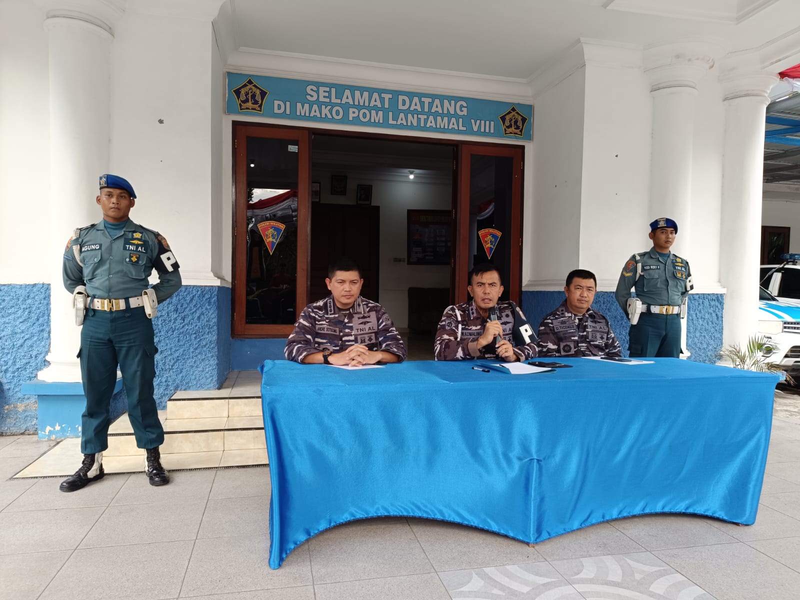 Dan POM Lantamal VIII Letkol Laut PM Wentje Komaling didampingi Asintel Danlantamal VIII Manado Kolonel Laut Andre Dotulung dan Kadiskum Lantamal VIII Latkol Laut Hukum Decky Ticoalu SH MH