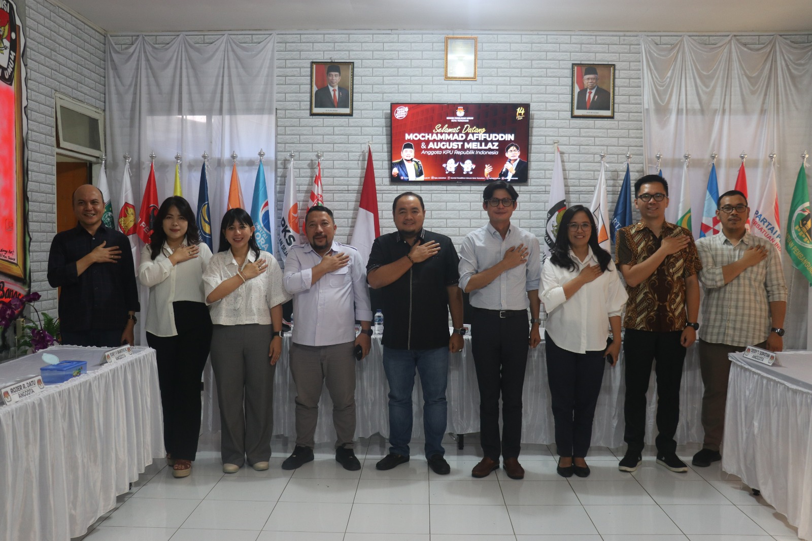 SINERGI BERSAMA: Anggota KPU RI August Mellaz (keempat dari kanan), Mochammad Afifuddin (tengah kemeja hitam) saat berkunjung ke Sekretariat KPU Kota Tomohon, Senin (28/8). Dok istimewa.