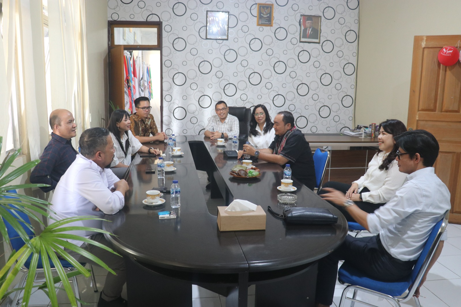 DISKUSI BERSAMA: Anggota KPU RI August Mellaz dan Mochammad Afifuddin berbincang bersama dengan komisioner KPU Kota Tomohon. Dok istimewa